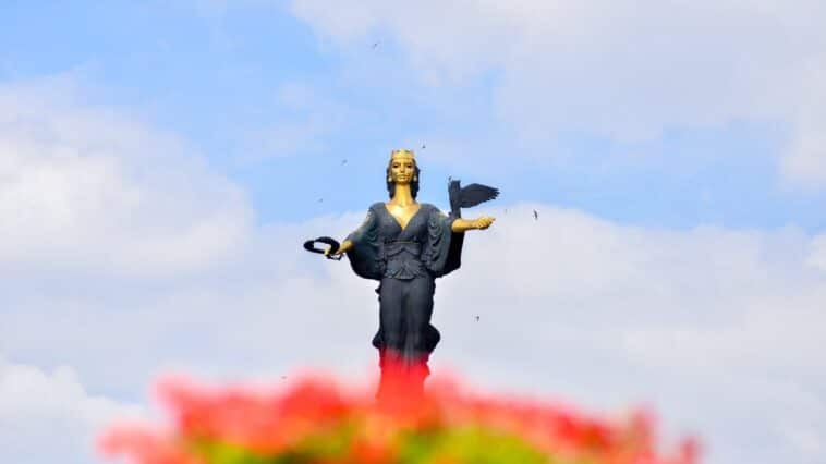 Още.бг